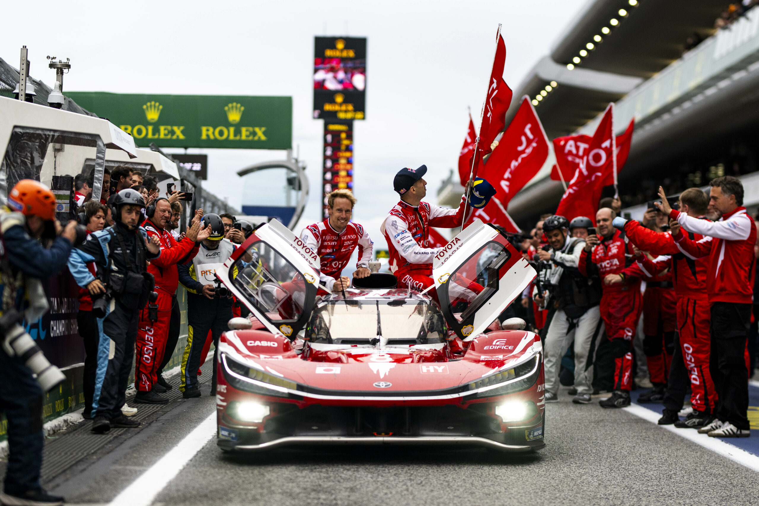 Załoga Toyoty #8 świętująca wygraną w 6 Hours of Barcelona