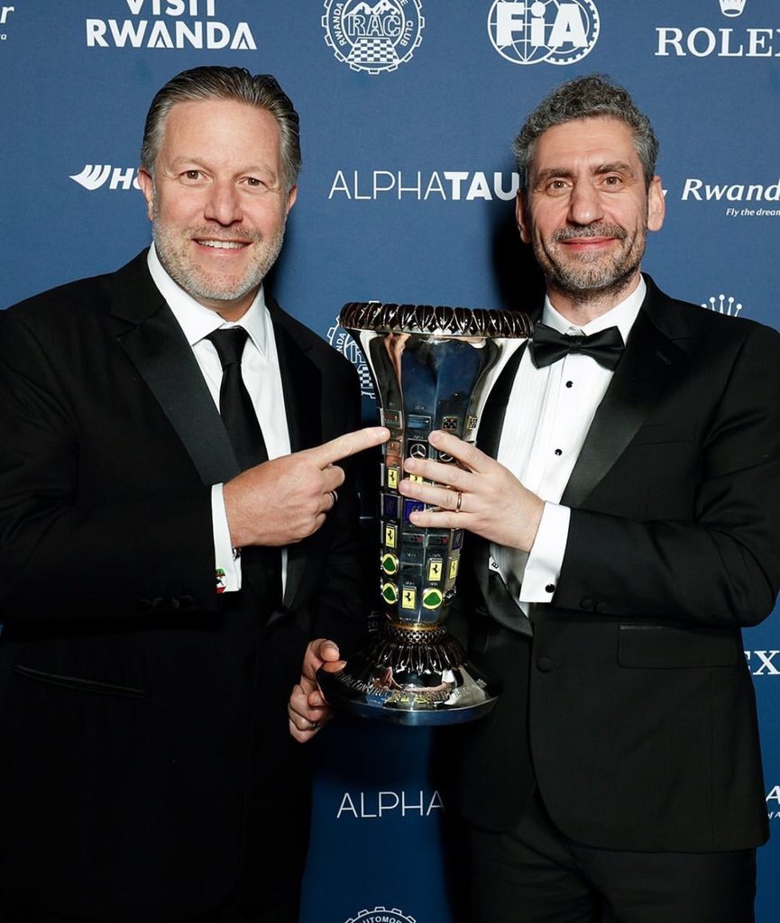 Andrea Stella i Zak Brown z trofeum za mistrzostwo konstruktorów.