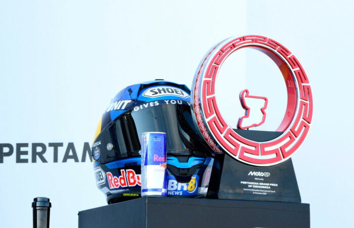 Kask Álexa Márqueza na podium po Grand Prix Indonezji MotoGP 2025