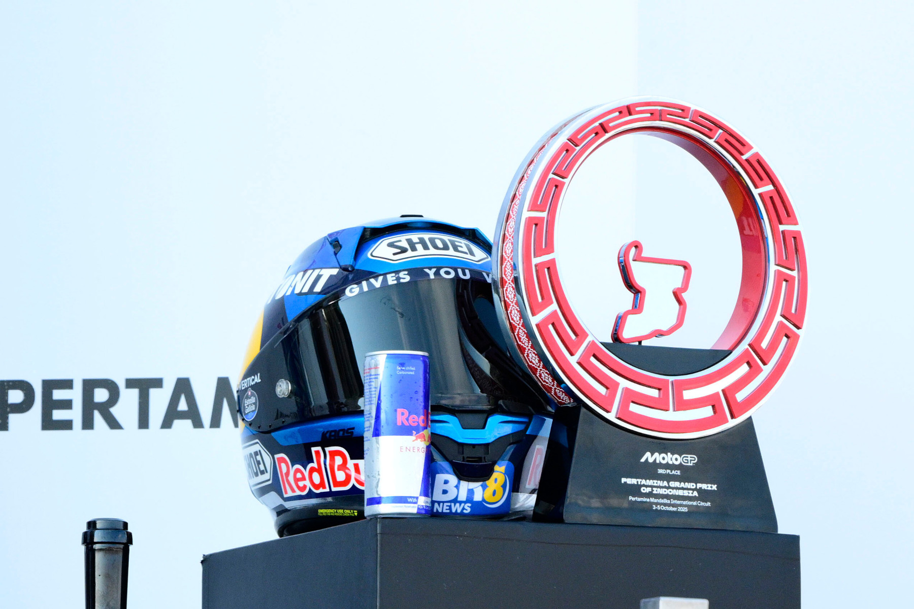 Kask Álexa Márqueza na podium po Grand Prix Indonezji MotoGP 2025