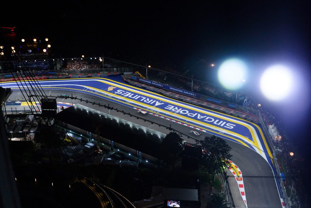 Ostatni zakręt Grand Prix Singapuru.
