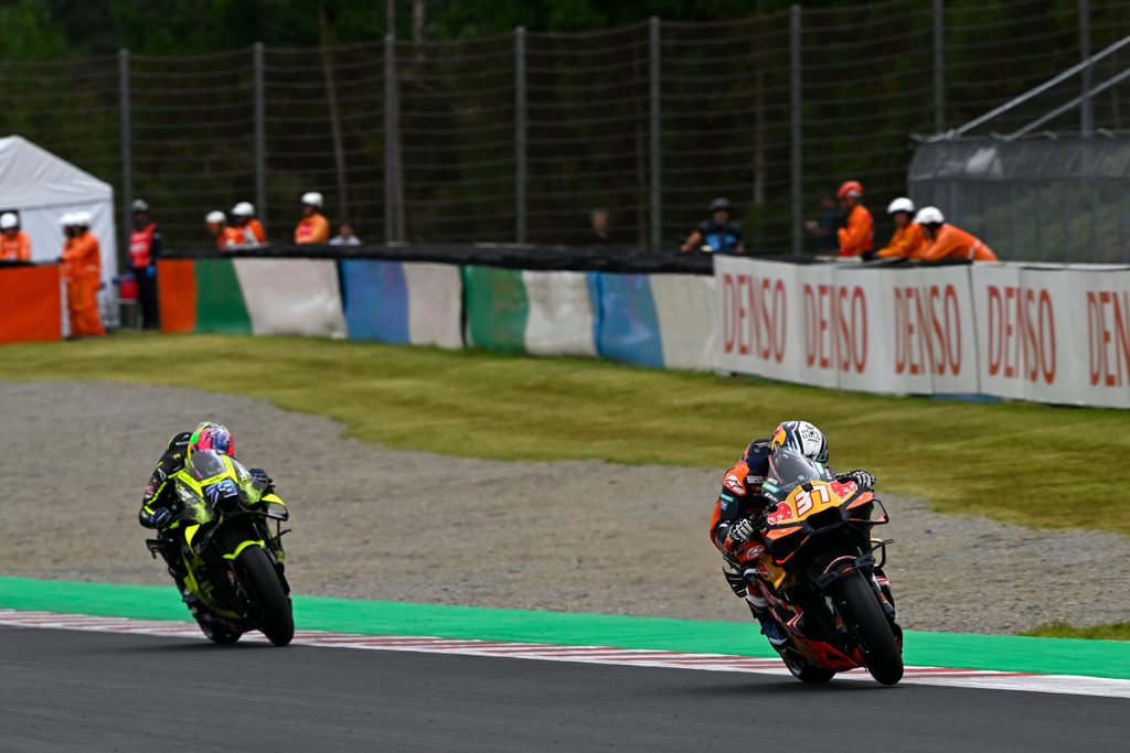 Pedro Acosta i Ai Ogura podczas Grand Prix Japonii