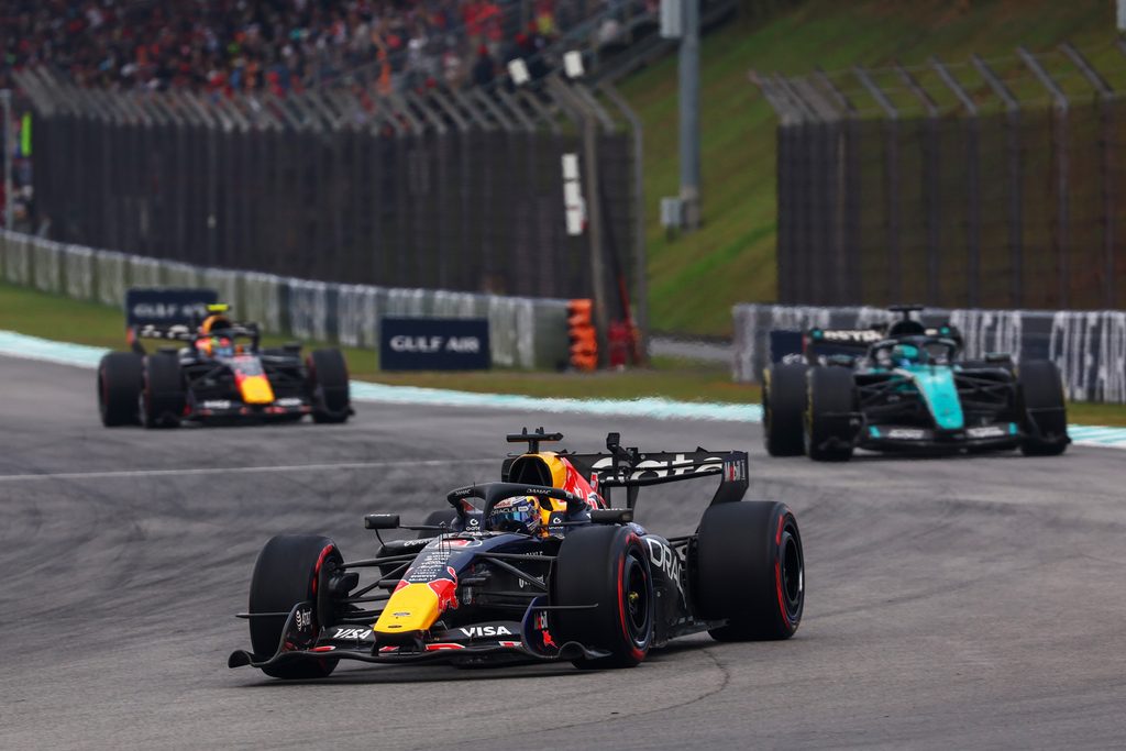 Max Verstappen przewodzący Grand Prix Bahrajnu.