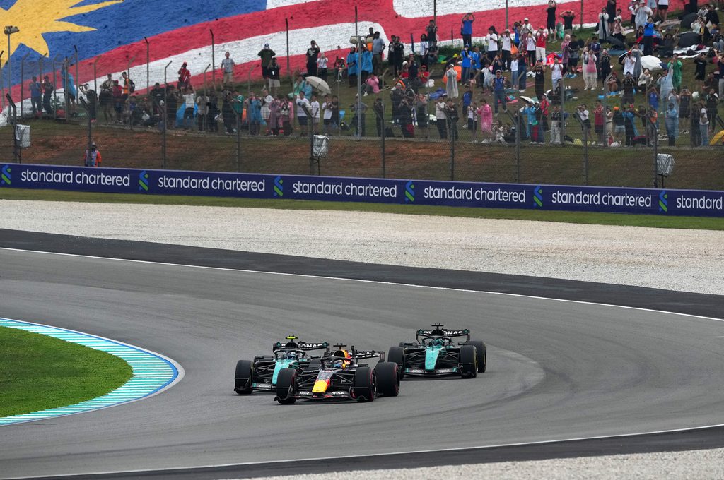 Max Verstappen z kierowcami Mercedesa w trakcie Grand Prix Bahrajnu w Malezji 2026.