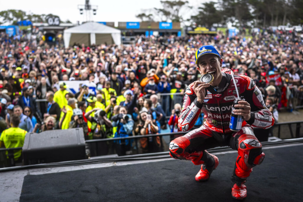 Marc Márquez świętujący zwycięstwo w sprincie przed Grand Prix Australii